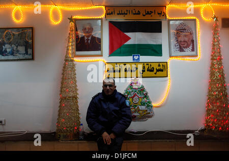 Ein palästinensischer Polizist mit Weihnachtsschmuck sitzt in einer Polizeistation in Manger Square, in der West Bank Town Of Bethlehem in die Palästinensische Autonomiebehörde Stockfoto