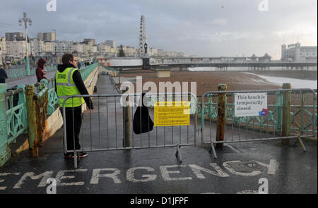 Brighton UK 25. Dezember 2012 - Brighton Beach wurde heute Morgen geschlossen und das jährliche Weihnachtstag schwimmen wurde abgesagt Stockfoto