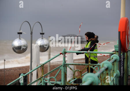 Brighton UK 25. Dezember 2012 - Brighton Beach wurde heute Morgen geschlossen und das jährliche Weihnachtstag schwimmen wurde abgesagt Stockfoto