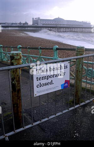 Brighton UK 25. Dezember 2012 - Brighton Beach wurde heute Morgen geschlossen und das jährliche Weihnachtstag schwimmen wurde abgesagt Stockfoto