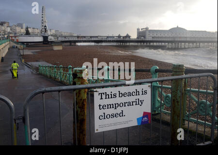 Brighton UK 25. Dezember 2012 - Brighton Beach wurde heute Morgen geschlossen und das jährliche Weihnachtstag schwimmen wurde abgesagt Stockfoto