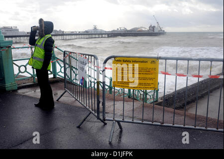 Brighton UK 25. Dezember 2012 - Brighton Beach wurde heute Morgen geschlossen und das jährliche Weihnachtstag schwimmen wurde abgesagt Stockfoto