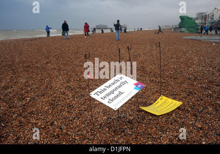 Brighton UK 25. Dezember 2012 - Brighton Beach wurde heute Morgen geschlossen und das jährliche Weihnachtstag schwimmen wurde abgesagt wegen schlechtem Wetter und Seegang. Jedoch stellte sich Hunderte von Menschen immer noch heraus, direkt am Meer zu feiern Stockfoto