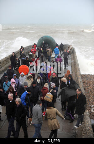 Brighton UK 25. Dezember 2012 - Brighton Beach wurde heute Morgen geschlossen und das jährliche Weihnachtstag schwimmen wurde abgesagt Stockfoto