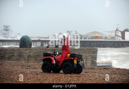 Brighton UK 25. Dezember 2012 - Brighton Beach wurde heute Morgen geschlossen und das jährliche Weihnachtstag schwimmen wurde abgesagt Stockfoto