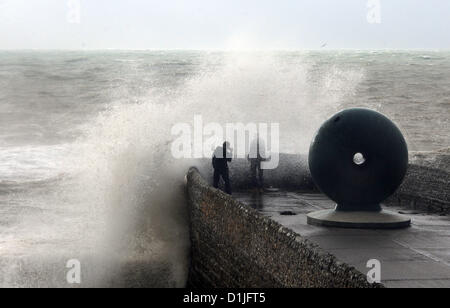 Brighton UK 25. Dezember 2012 - Absturz auf Brighton Beach am Weihnachtsmorgen Seegang Stockfoto