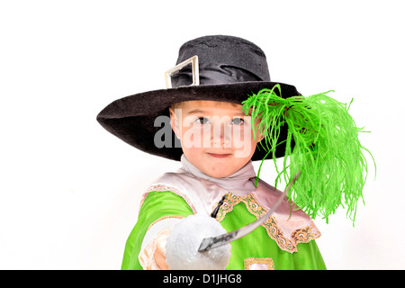 Junge mit Karnevalskostüm. Kleine Kämpfe Musketier. Stockfoto