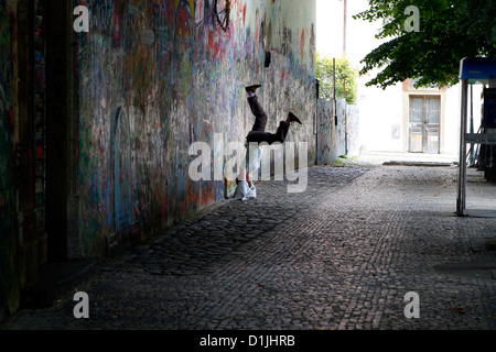 John Lennon Wand Prag, Frau Handstand an der Straße Graffiti Wand Stockfoto