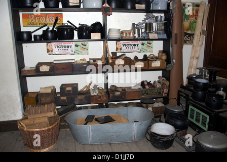 WEST MIDLANDS; DUDLEY; BLACK COUNTRY LIVING MUSEUM; HARDWARE SHOP 1880 Stockfoto