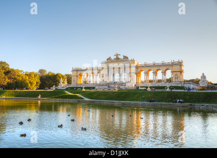 Gloriette Schönbrunn bei Sonnenuntergang mit Touristen am 6. Oktober 2012 in Wien Stockfoto