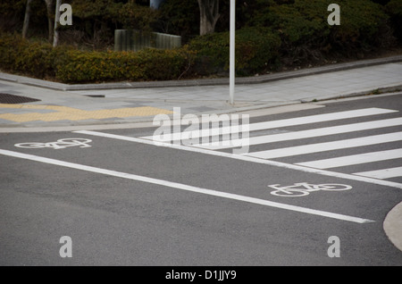 Radweg Markierungen, die in einer Stadt mit dem Fahrrad anmelden Stockfoto