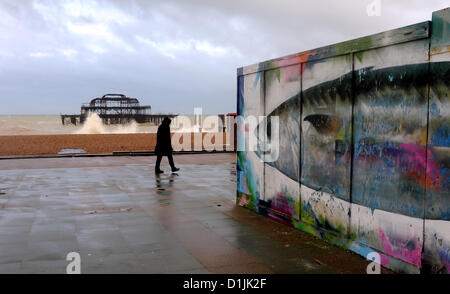 Brighton UK 25. Dezember 2012 - gehen für einen Spaziergang vorbei an der West Pier auf einem nassen und windigen Brighton Seafront am Weihnachtsmorgen Stockfoto