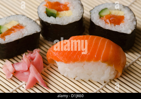 Japanische Küche und Sushi mit Lachs, Sushi rollen und Gari Ingwer eingestellt Stockfoto