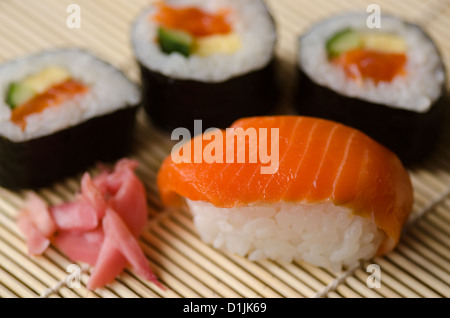 Japanische Küche und Sushi Set: Lachs, Conger und Thunfisch Sushi mit Salatblatt. Nigiri, Maki Sushi und Sashimi Stockfoto