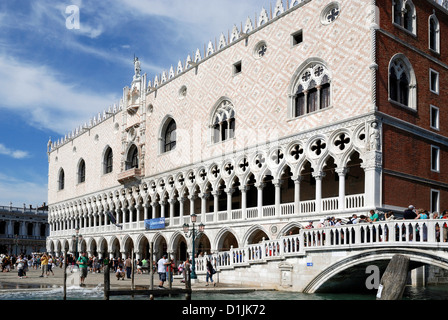 Der Doge Palast Palazzo Ducale mit Stroh Brücke Ponte della Paglia in Venedig. Stockfoto