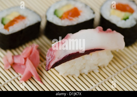 Japanische Küche und Sushi mit tako Tintenfisch und Gari. Nigiri, Maki Sushi und Sashimi Stockfoto