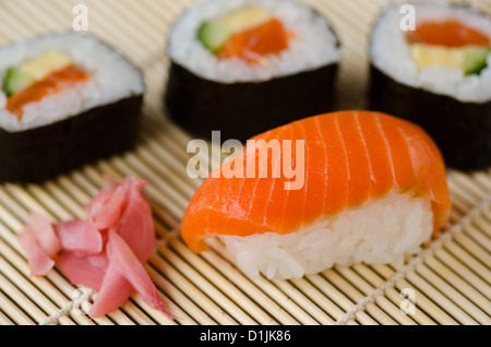 Japanische Küche und Sushi mit Lachs, Sushi rollen und Gari Ingwer eingestellt Stockfoto