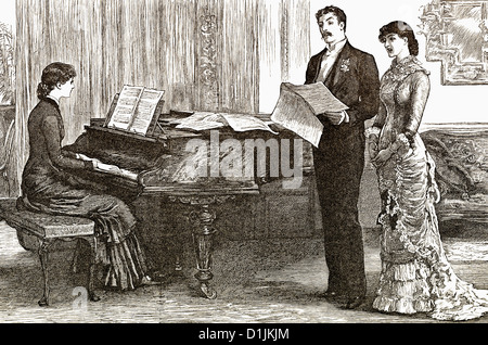 19. Jahrhundert, zwei junge Frauen und ein junger Mann singt ein Lied mit Klavierbegleitung, um 1880 Stockfoto