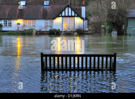 Henley Buckinghamshire UK 16: 00 Uhr GMT 20.12.2012 1 traditionelles Weihnachtstag Spaziergänge entlang der Themse Seite Leinpfad und Fütterung der Enten in Mühle Meadows, Henley-on-Thames, vereitelt durch den steigenden Fluten (man beachte der Fluss Themse zwischen der Bank und der Insel Mühle Wiese Häuser) Stockfoto