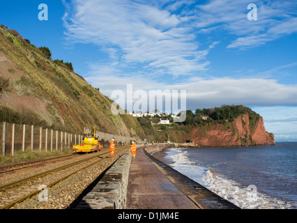 Teignmouth, Devon, England. 24. Dezember 2012. Ein Erdrutsch in Teignmouth Dawlish Eisenbahnlinie mit Eisenbahn-Arbeiter. Stockfoto
