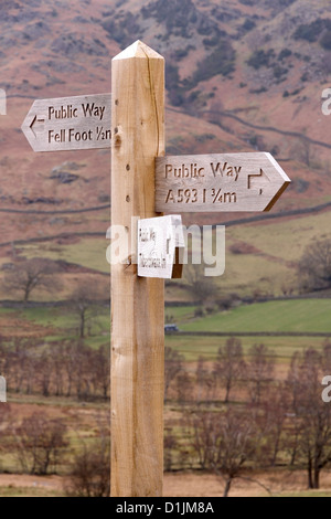 Geschnitzten hölzernen Fußweg Richtung Finger Post anmelden kleine Langdale, Cumbria, Lake District, England, UK. Stockfoto