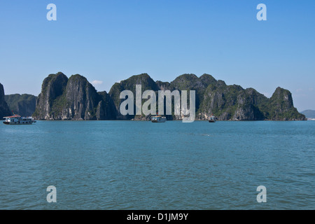 Ha Long Bay Nordvietnam zum UNESCO-Weltkulturerbe monolithischen Inseln schwimmenden Dorf neue 7. Wunder der Natur Asien Stockfoto