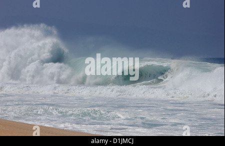 Riesige brechenden Wellen an Banzai Pipeline Oahu Hawaii Stockfoto