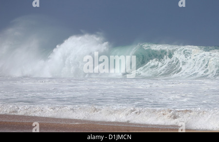 Riesige brechenden Wellen an Banzai Pipeline Oahu Hawaii Stockfoto