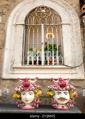 Keramik Shop. Santo Stefano di Camastra, Sizilien, Italien Stockfoto