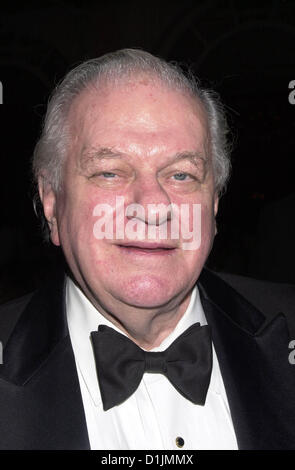 25. Dezember 2012 - Charles Durning, ein zweifacher Oscar-Kandidat und wer war bekannt als der "König der Charakterdarsteller" am Montag in New York City starb. Er wurde 89. Durning ist bekannt für seine Rollen in "The Sting", "Tootsie", "The Best Little Whorehouse in Texas" und der TV-Sitcom "Abend Schatten. Im Bild: 2. November 1999 - New York, New York, USA - CHARLES DURNING bei der 12. jährliche Night Of 100 Stars Gala im Beverly Hills Hotel. (Kredit-Bild: © John Krondes/Globe Photos/ZUMAPRESS.com) Stockfoto