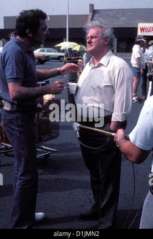 25. Dezember 2012 - Charles Durning, ein zweifacher Oscar-Kandidat und wer war bekannt als der "König der Charakterdarsteller" am Montag in New York City starb. Er wurde 89. Durning ist bekannt für seine Rollen in "The Sting", "Tootsie", "The Best Little Whorehouse in Texas" und der TV-Sitcom "Abend Schatten. Bild: 1. Januar 2011 - SYDNEY POLLACK und CHARLES DURNING, rechts. (Kredit-Bild: © Judie Burstein/Globe Photos/ZUMAPRESS.com) Stockfoto