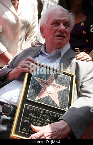 25. Dezember 2012 - Charles Durning, ein zweifacher Oscar-Kandidat und wer war bekannt als der "König der Charakterdarsteller" am Montag in New York City starb. Er wurde 89. Durning ist bekannt für seine Rollen in "The Sting", "Tootsie", "The Best Little Whorehouse in Texas" und der TV-Sitcom "Abend Schatten. Bild: 31. Juli 2008 mit Stern auf dem Hollywood Walk Of Fame geehrt - Hollywood, Kalifornien, US - Schauspieler CHARLES DURNING. (Kredit-Bild: © Clinton Wallace/Globe Photos/ZUMAPRESS.com) Stockfoto