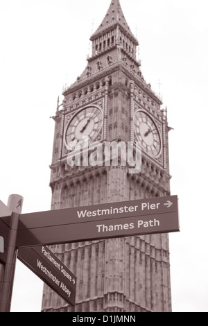 Big Ben und Wegweiser in schwarz-weiß und Sepia-Farbton, London, England, UK Stockfoto