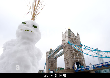 Schneemann mit Tower Bridge und der Shard Gebäude im Hintergrund, London Borough of Tower Hamlets, East London, England, UK Stockfoto