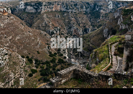 Fluss 'La Gravina di Matera' Park Parco della Murgia Materana, Höhlenwohnungen Sassi di Matera in Sasso Barisano, Matera, Italien, Stockfoto