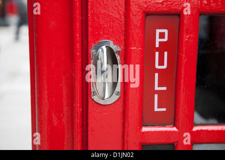Rotes Telefon Box ziehen Türschild, London Stockfoto