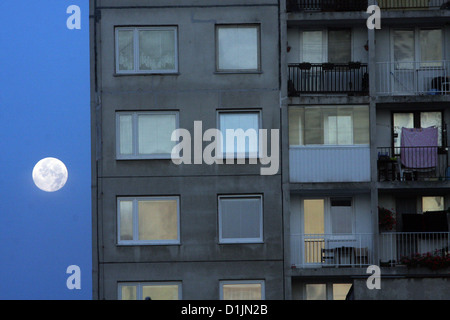Prager Nachtmond in alten Wohnungen, Prager Wohnblock von 70s tschechischen Panelak-Wohnungen in der Tschechischen Republik Stockfoto