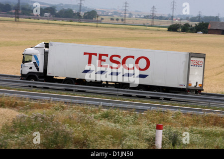 Tesco Truck in der Landschaft Stockfoto