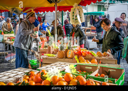 Shopper am Samstag Wochenmarkt in St. Girons, Midi-Pyrenäen, Frankreich. Stockfoto