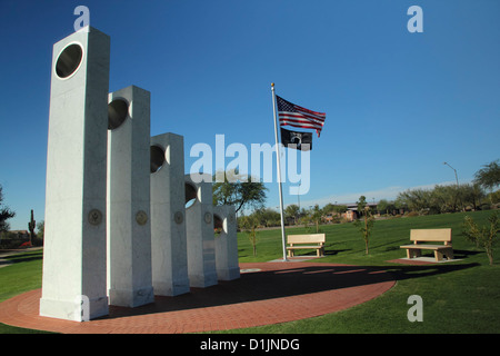 Veterans Memorial geformt aus Marmor mit Insignien aller 5 Zweige des Wehrdienstes mit POW und uns Flaggen an Aufmerksamkeit. Stockfoto