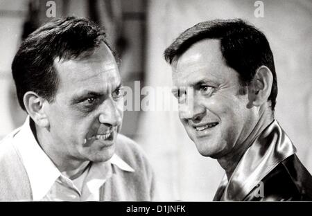 25. Dezember 2012 - gestorben Jack Klugman, ein Emmy Award-Winning Schauspieler, der Chaot Oscar auf Bühnen- und in "The Odd Couple" und als die Kreuzfahrer Gerichtsmedizinerin auf "Quincy, M.E." gespielt. Er war 90. Im Bild: 13. April 2006 - "JACK KLUGMAN und TONY RANDALL in"THE ODD COUPLE". (Kredit-Bild: © Globe Photos/ZUMAPRESS.com) Stockfoto