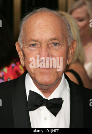 25. Dezember 2012 - gestorben Jack Klugman, ein Emmy Award-Winning Schauspieler, der Chaot Oscar auf Bühnen- und in "The Odd Couple" und als die Kreuzfahrer Gerichtsmedizinerin auf "Quincy, M.E." gespielt. Er war 90. Bild: 15. Juni 2008 - New York, New York, USA - Schauspieler JACK KLUGMAN im Ankunftsbereich für die 62. annual Tony Awards statt in der Radio City Music Hall (Credit Bild: Nancy Kaszerman/ZUMAPRESS.com) Stockfoto