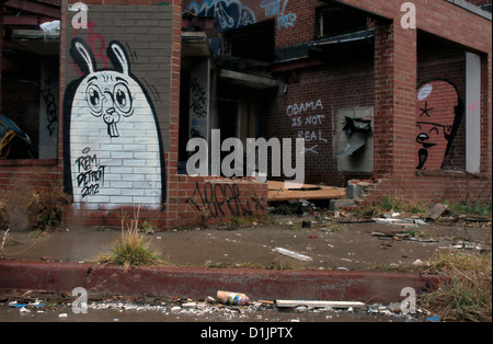 Auf einem verlassenen Wohnprojekt in Detroit verkündet Graffiti "Obama ist nicht real". Stockfoto