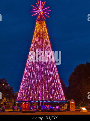 Weihnachtsbaum in Latimer Square Christchurch Neuseeland Stockfoto