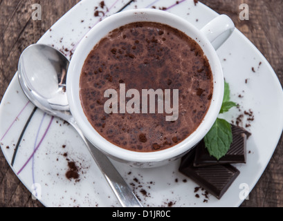 Becher mit Hot Chocolate, Stücke von Schokolade und Minze Stockfoto