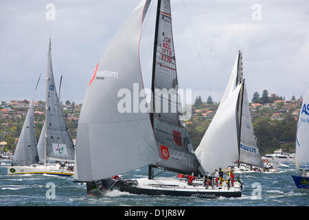 Sydney, Australien. 26. Dezember 2012. Rolex Sydney-Hobart-Regatta 2012, Yachten in Sydney harbour für den Start des Rennens. Stockfoto