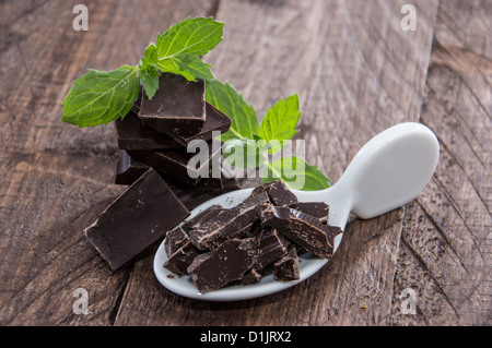 Schokolade und Minze auf hölzernen Hintergrund Stockfoto