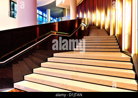 Elegante Treppen aus Marmor gefertigt. Stockfoto