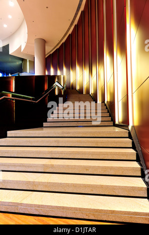 Elegante Treppen aus Marmor gefertigt. Stockfoto