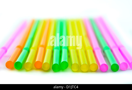 bunte Trinkhalme auf weißem Hintergrund Stockfoto
